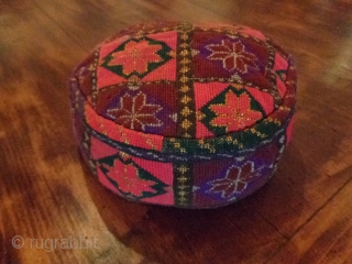OLD HAT FROM THE AFGHANISTAN / PAKISTAN BORDER AREA . CHILD SIZE , GREAT CONDITION . SHIPPING PRICE DEPENDS ON DESTINATION .           