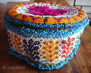 BEADED HAT FROM THE BORDER OF AFGHANISTAN AND PAKISTAN . HEAVY : 446 GRAMS . PURCHASED IN PESHAWAR IN THE 90'S . FROM MY PERSONAL COLLECTION . WELL WORN BUT IN GREAT  ...