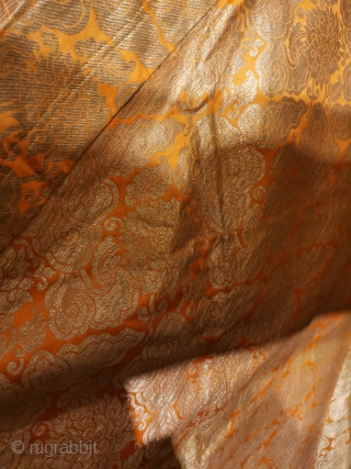 Apricot yellow Sihe Ruyi cloud tangled branches lotus pattern brocade antique Tibetan robe in Qing Dynasty.

The size is 160 * 138 cm.

It's very clean and undamaged.       