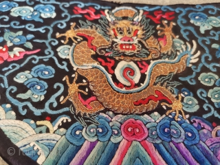 During the reign of Emperor Daoguang of Qing Dynasty, there was a pair of horseshoe cuffs of the Dragon Robe with five colored plates and five claws embroidered in gold on a  ...