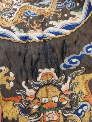 In the Qing Dynasty, the embroidered four clawed eight Python horse shoe sleeve Python robe was made of fragrant satin.



It is 139 cm long and 116 cm wide.     