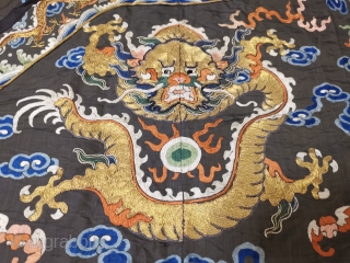 In the Qing Dynasty, the embroidered four clawed eight Python horse shoe sleeve Python robe was made of fragrant satin.



It is 139 cm long and 116 cm wide.     