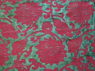 Ming Dynasty, 16th-17th century, red background, twisted lotus pattern, brocade, size 187 * 65cm。
There's a yellow spot                