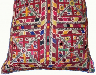 Reich bestickter und einmalige antike orientalische Suzani Hochzeitkissen Sitzkissen aus Swat Nord-Pakistan  Siede auf Baumwolle handbestick    

 Ca.67x40 cm          