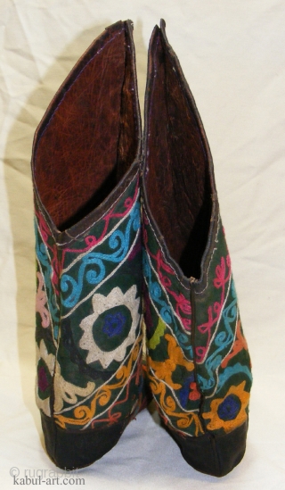 Antike orientalische Leder Stiefel mit seidenstickrei aus Nord-Afghanistan oder Usbekistan.                       