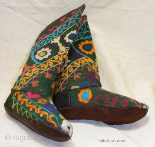 Antike orientalische Leder Stiefel mit seidenstickrei aus Nord-Afghanistan oder Usbekistan.                       