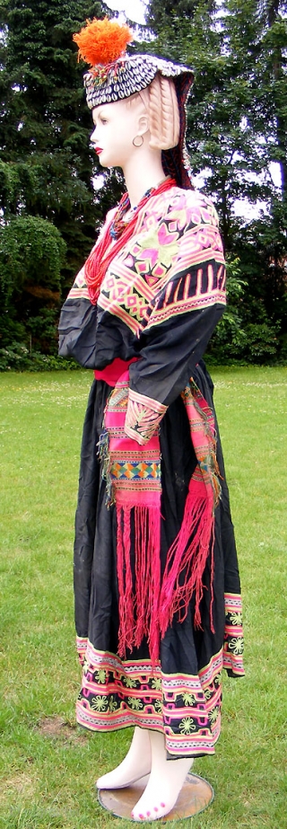 antique Pakistan Nomadic Tribal Dress Kalash.

antique complet original rare kalash dress with headdress 2 x necklaces and Belt .

Dress with various ages of embroidery and materials. Circa 1900 to 1990 Chitral(Kalash) North  ...