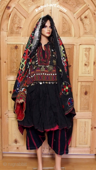 antique Afghanistan nuristan Woman embroidered weding Dress jumlo

antique afghan Nomadic Tribal Dress Nuristan.

antique complet original rare Afghan dress with headscarf, trousers and shoe.

Silk embroidery on cotton; buttons, metal ornaments.

200 cm across the  ...