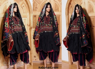antique Afghanistan nuristan Woman embroidered weding Dress jumlo

antique afghan Nomadic Tribal Dress Nuristan.

antique complet original rare Afghan dress with headscarf, trousers and shoe.

Silk embroidery on cotton; buttons, metal ornaments.

200 cm across the  ...