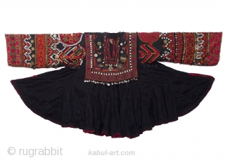 antique Afghanistan nuristan Woman embroidered weding Dress jumlo

antique afghan Nomadic Tribal Dress Nuristan.

antique complet original rare Afghan dress with headscarf, trousers and shoe.

Silk embroidery on cotton; buttons, metal ornaments.

200 cm across the  ...
