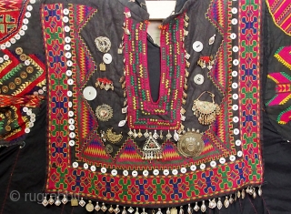 antique Afghanistan nuristan Woman embroidered weding Dress jumlo

antique afghan Nomadic Tribal Dress Nuristan.

antique complet original rare Afghan dress with headscarf, trousers and shoe.

Silk embroidery on cotton; buttons, metal ornaments.

200 cm across the  ...
