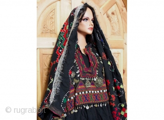 antique Afghanistan nuristan Woman embroidered weding Dress jumlo

antique afghan Nomadic Tribal Dress Nuristan.

antique complet original rare Afghan dress with headscarf, trousers and shoe.

Silk embroidery on cotton; buttons, metal ornaments.

200 cm across the  ...