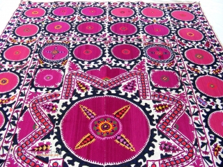 Sehr schön selten und Einmalige Antike Zusani Wandbehang aus Usbekistan.

Suzani Charakteristisch für späte Samarkander Arbeiten ist die Reduzierung der Farben und die Umwandlung der Blattkränze um die Rosetten in sog. (Ranken der  ...