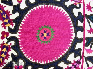 Sehr schön selten und Einmalige Antike Zusani Wandbehang aus Usbekistan.

Suzani Charakteristisch für späte Samarkander Arbeiten ist die Reduzierung der Farben und die Umwandlung der Blattkränze um die Rosetten in sog. (Ranken der  ...