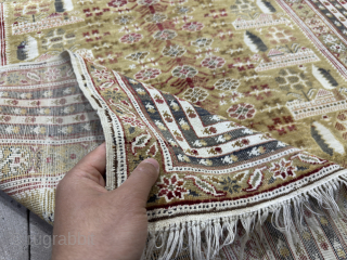 Gördes 

Size 117x160 cm

Please send me directly mail. kirmenrugs@gmail.com or +90 543 735 2221                   