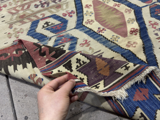 Aydın Çine Kilim

Size 124x170 cm 

Please send me a direct message at kirmenrugs@gmail.com or @cevikrugs instagram                 