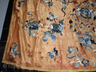 Chinees brocade end 1700 begin 1800
front and back side are 100% silk
Nice decoration  but it is in poor condition             