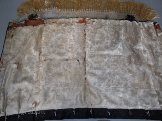 Chinees brocade end 1700 begin 1800
front and back side are 100% silk
Nice decoration  but it is in poor condition             