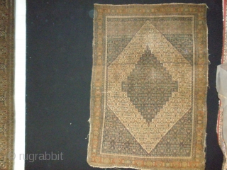 last quarter of 19 th century Kurdish Senneh.
Evenly low pile. Must be cleaned and repair the sides,
very fine and natural dyed collors beautyfull rug.

Size 198 x 139 cm     