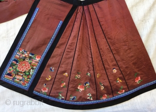 Chinese-silk-embroidered-wedding-skirt 19th Century
Size:105x85cm / 3’6”x2’10”                            