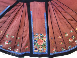 Chinese-silk-embroidered-wedding-skirt 19th Century
Size:105x85cm / 3’6”x2’10”                            