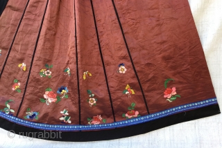 Chinese-silk-embroidered-wedding-skirt 19th Century
Size:105x85cm / 3’6”x2’10”                            