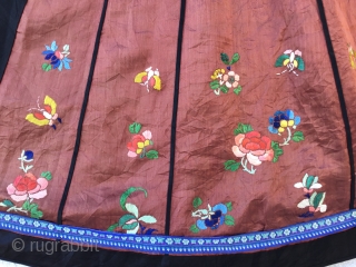 Chinese-silk-embroidered-wedding-skirt 19th Century
Size:105x85cm / 3’6”x2’10”                            