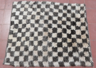 A vintage hand-knotted "Chessboard Tulu" (Turkish word for "thick piled") rug from Konya in Central Turkey. 100% Natural undyed sheep wool. size:151x126cm
            ...