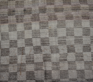 A vintage hand-knotted "Chessboard Tulu" (Turkish word for "thick piled") rug from Konya in Central Turkey. 100% Natural undyed sheep wool. size:151x126cm
            ...