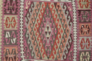 Central Anatolian Şarkişla kilim runner
size:360x104cm
         2'8"x12"                   