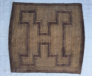 Moroccan Reed and leather Rug
En of 19th Century / Size:124X110cm / 4"X3'7"                     