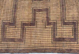 Moroccan Reed and leather Rug
En of 19th Century / Size:124X110cm / 4"X3'7"                     