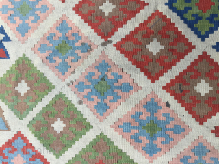 Qashqai kilim in good condition, ready for use. Decorative white ground with pastel colours. A few small stains, as shown in the last photo. 110" x 65" (280 cm x 165 cm).  ...