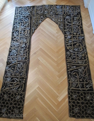 Impressive middle east 19th century door hanger,
fine black velvet calligraphy with gold thread , 
excellent condition ,

size : 280 cm x ca 170 cm
         