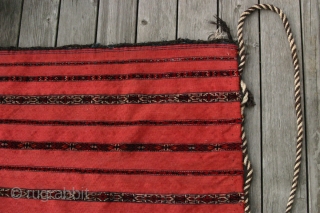 (11) Tekke Kizil Juval, 135 x 80 cm, 19th c. This big bedding bag has 9 finely and expertly knotted bands (two are white-grounded) on a blood-red, very robust flatweave with an  ...