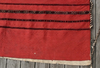 (11) Tekke Kizil Juval, 135 x 80 cm, 19th c. This big bedding bag has 9 finely and expertly knotted bands (two are white-grounded) on a blood-red, very robust flatweave with an  ...