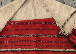 (11) Tekke Kizil Juval, 135 x 80 cm, 19th c. This big bedding bag has 9 finely and expertly knotted bands (two are white-grounded) on a blood-red, very robust flatweave with an  ...