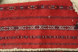 (11) Tekke Kizil Juval, 135 x 80 cm, 19th c. This big bedding bag has 9 finely and expertly knotted bands (two are white-grounded) on a blood-red, very robust flatweave with an  ...