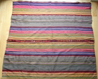 Bolivien or Peruvian small blanket, early 20th c., 119 x 108 cm.
Finely woven and decoratively embroidered with a slightly frayed area upper right.


          