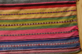 Bolivien or Peruvian small blanket, early 20th c., 119 x 108 cm.
Finely woven and decoratively embroidered with a slightly frayed area upper right.


          