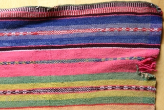 Bolivien or Peruvian small blanket, early 20th c., 119 x 108 cm.
Finely woven and decoratively embroidered with a slightly frayed area upper right.


          