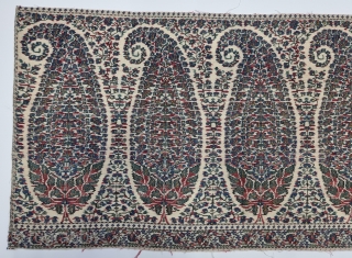 An Unique And Rare Palledar Fragment of Kani Jamawar, From Kashmir, India.

 C.1810-1825. 

Its Size is 34cmx128cm.

Total 9 Butas, Size of Butas is 12cX30cm (20230102_160718).        