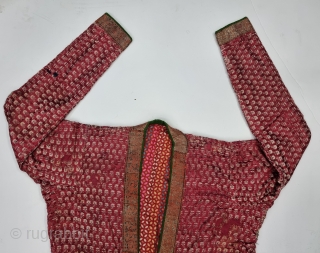 Mughal Buti Choga (Man's Costume) Mashru Silk, Brocade with Silk thread Probably from Northern India. India. 

Late 19th Century. 

Its size is Length-120cm, Width-60cm, Sleeve- 18cmX70cm (20230104_141414).      