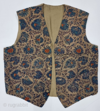 A Rare Dorukha Floral Waist Coat (Jacket) of Kani Weave Jamawar, From Kashmir India. India.
Made for the Young Nawab Prince for the Northern India.

C.1875-1890
Size is 48cmX55cm(20230126_153340).       