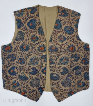 A Rare Dorukha Floral Waist Coat (Jacket) of Kani Weave Jamawar, From Kashmir India. India.
Made for the Young Nawab Prince for the Northern India.

C.1875-1890
Size is 48cmX55cm(20230126_153340).       