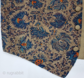 A Rare Dorukha Floral Waist Coat (Jacket) of Kani Weave Jamawar, From Kashmir India. India.
Made for the Young Nawab Prince for the Northern India.

C.1875-1890
Size is 48cmX55cm(20230126_153340).       