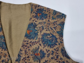 A Rare Dorukha Floral Waist Coat (Jacket) of Kani Weave Jamawar, From Kashmir India. India.
Made for the Young Nawab Prince for the Northern India.

C.1875-1890
Size is 48cmX55cm(20230126_153340).       