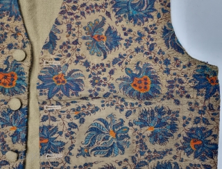 A Rare Dorukha Floral Waist Coat (Jacket) of Kani Weave Jamawar, From Kashmir India. India.
Made for the Young Nawab Prince for the Northern India.

C.1875-1890
Size is 48cmX55cm(20230126_153340).       