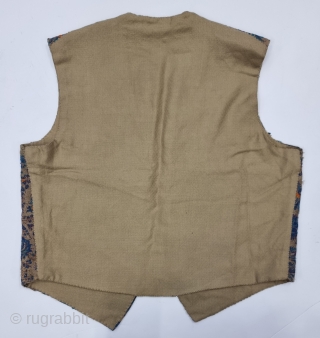 A Rare Dorukha Floral Waist Coat (Jacket) of Kani Weave Jamawar, From Kashmir India. India.
Made for the Young Nawab Prince for the Northern India.

C.1875-1890
Size is 48cmX55cm(20230126_153340).       