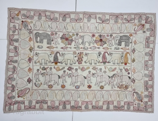 Very Fine Folk Embroidery Kantha with Folk Figures, It has been Quilted and embroidered cotton kantha Probably From East Bengal(Bangladesh) region, India. 

C.1875 -1900

Its size is 140cmX202cm (20230205_170049).     